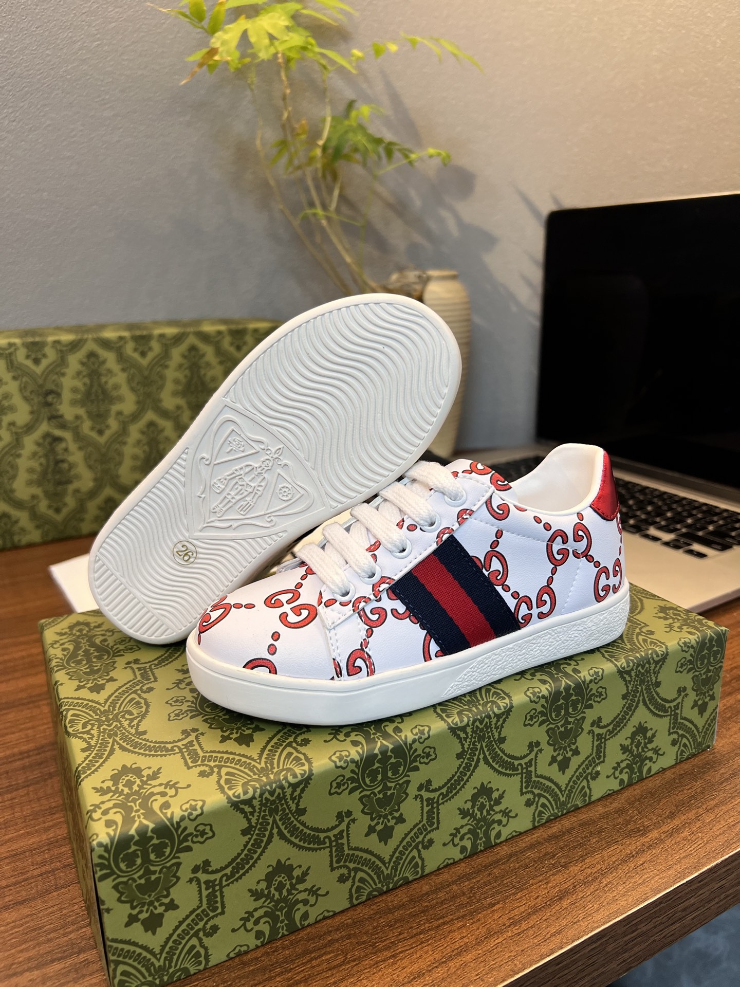 Children's shoes child